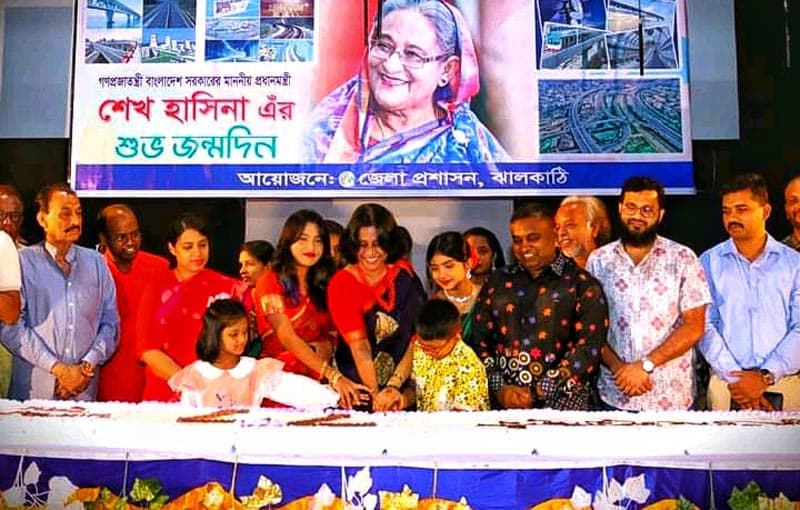 ঝালকাঠিতে শত পাউন্ডের কেক কেটে প্রধানমন্ত্রীর জন্মদিন উদযাপন