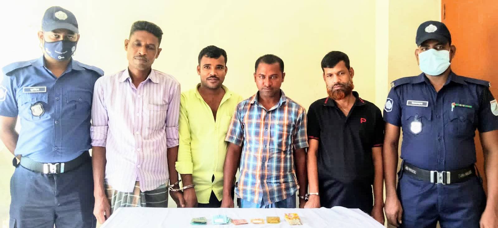 দৌলতদিয়ায় সাইমমদ্দিন বোডিং থেকে ৪ জুয়াড়ি গ্রেফতার