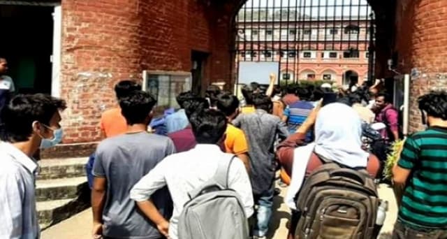 তালা ভেঙে ঢাবির হলে প্রবেশ করলো শিক্ষার্থীরা