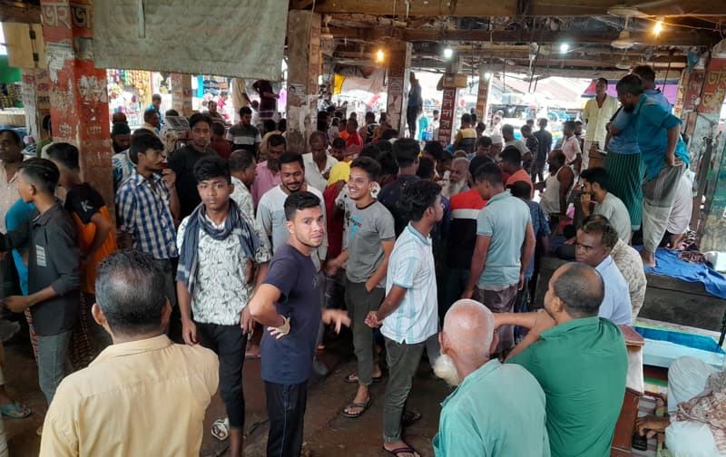 ডিজিটাল মিটারে মাছ বিক্রি নিয়ে নওগাঁয়  আড়ৎদার-পাইকার বিরোধ