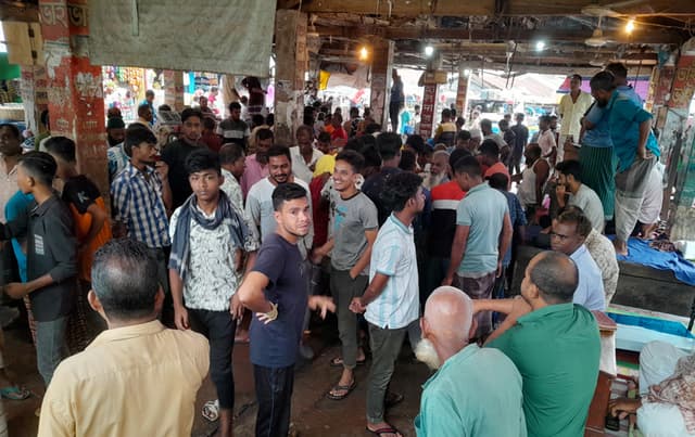 ডিজিটাল মিটারে মাছ বিক্রি নিয়ে নওগাঁয়  আড়ৎদার-পাইকার বিরোধ