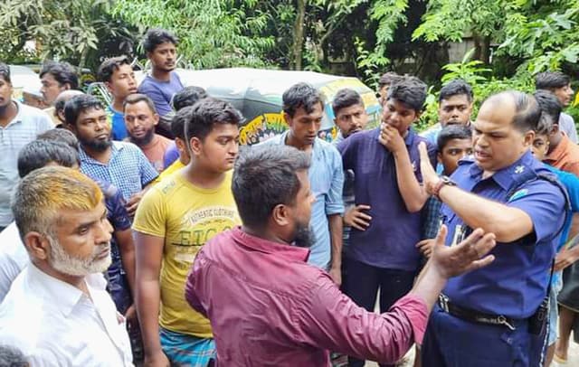 দেবীদ্বারে পুলিশের বিরুদ্ধে টোকেন বানিজ্য'র অভিযোগ, এএসপি অফিস ঘেরাও