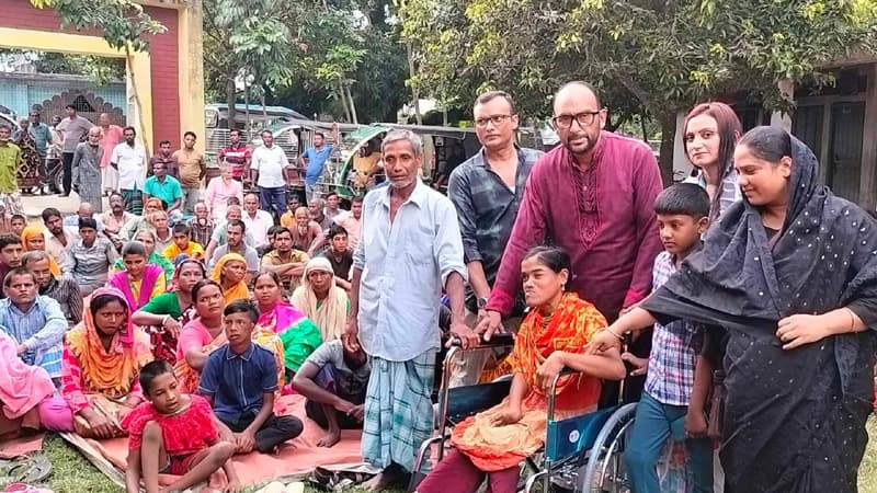 ঠাকুরগাঁওয়ে প্রতিবন্ধীদের মাঝে হুইল চেয়ার ও খাবার বিতরণ