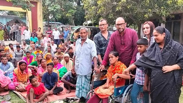 ঠাকুরগাঁওয়ে প্রতিবন্ধীদের মাঝে হুইল চেয়ার ও খাবার বিতরণ