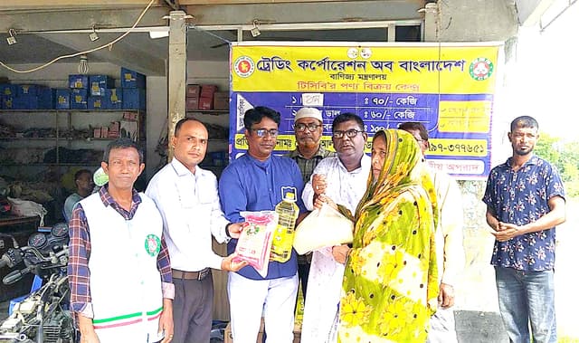 হিলিতে স্বল্প মূল্য টিসিবি পণ্য পেয়ে খুশি নিন্ম আয়ের মানুষেরা