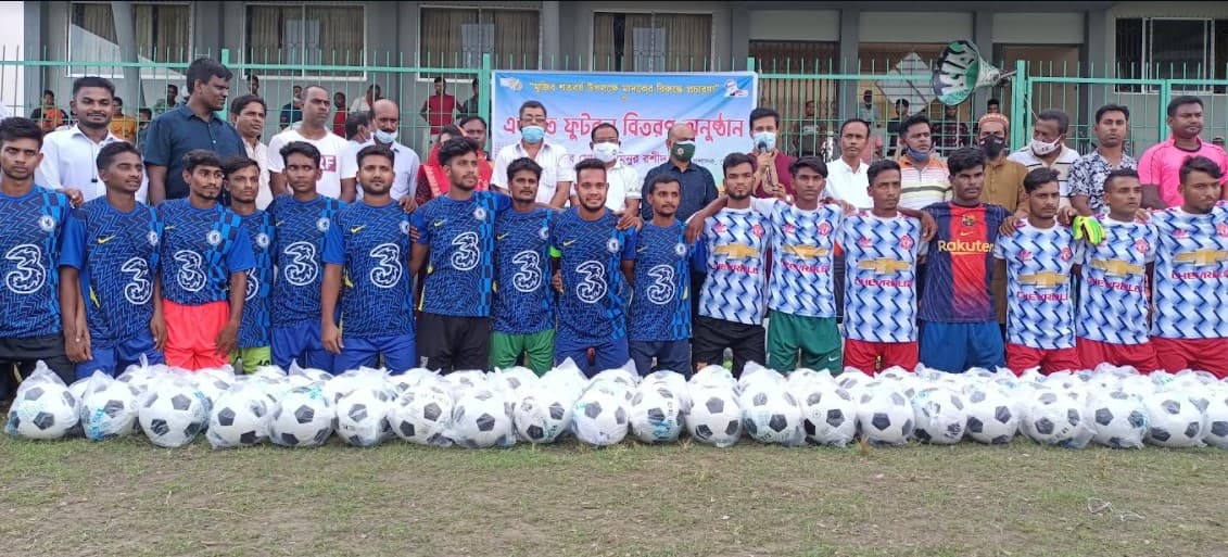 শেরপুর ফুটবল অ্যাসোসিয়েশনে ১শ ফুটবল উপহার