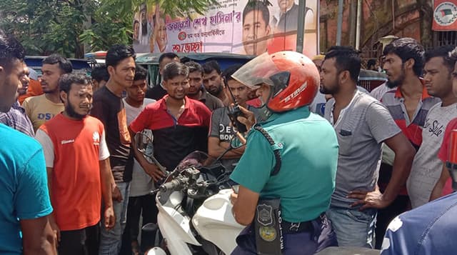বরিশালে মাহিন্দ্রা চালকদের বিক্ষোভ
