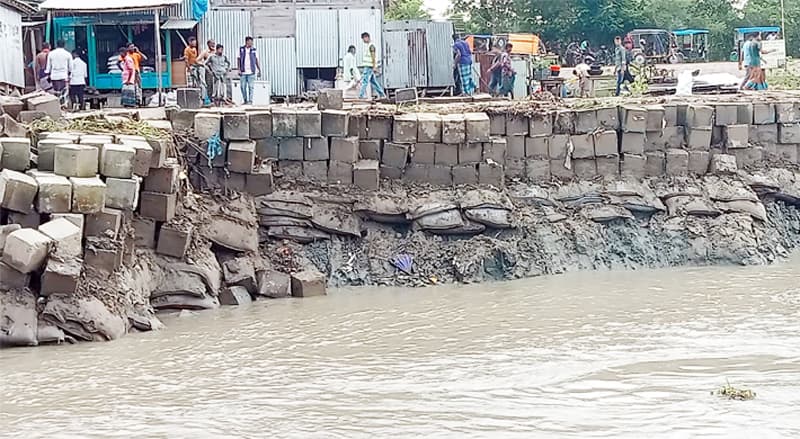 ভোলায় নদী বাঁধের ব্লকে ধস, শিশুসহ নিহত ২