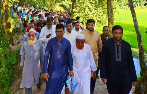 জনসাধারণের মাঝে আ'লীগ সরকারের উন্নয়ন মূলক কর্মকাণ্ডের লিফলেট বিতরণ