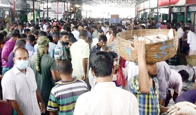 বরিশালের ইলিশ মোকামে ক্রেতাদের উপচেপড়া ভীড়