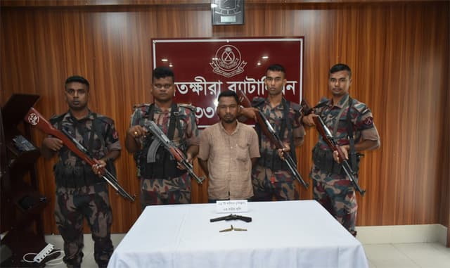 সাতক্ষীরায় পিস্তল ও গোলাবারুদসহ যুবক আটক