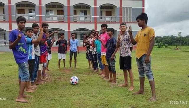 শিশু অধিকার সপ্তাহ পালন উপলক্ষে গোয়ালন্দে প্রীতি ফুটবল ম্যাচ