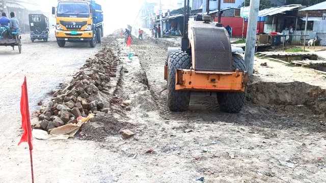 হিলি স্থলবন্দরে কাঙ্ক্ষিত ফোরলেন সড়কের কাজ শুরু