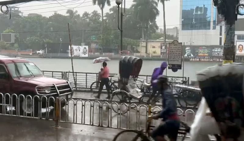 বরিশালে থেমে থেমে বৃষ্টি