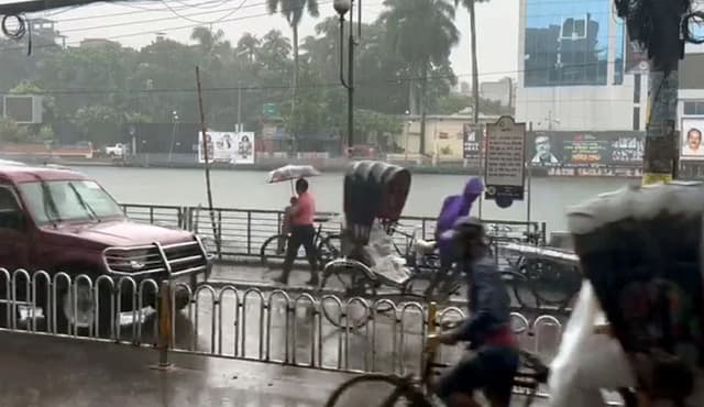 বরিশালে থেমে থেমে বৃষ্টি