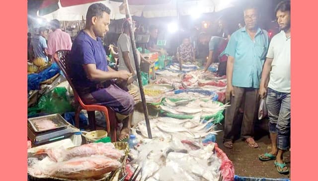 দেবীদ্বারে জমজমাট সামুদ্রিক মাছের বাজার !