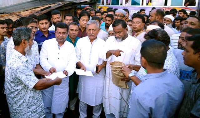 স্বরূপকাঠিতে অগ্নিকান্ডে ক্ষতিগ্রস্তদের আর্থিক সহায়তা দিলেন মহিউদ্দিন মহারাজ