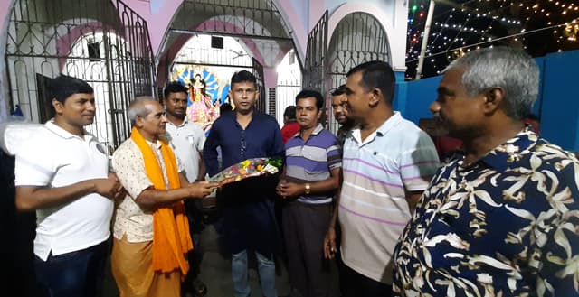 মাদারীপুর  পূজা মণ্ডপ পরিদর্শন করেন তুষার ভুইয়া