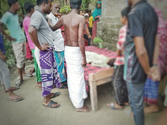 ইলেকট্রিক সকেটে আঙ্গুল ঢুকিয়ে প্রাণ গেল অপূর্বের