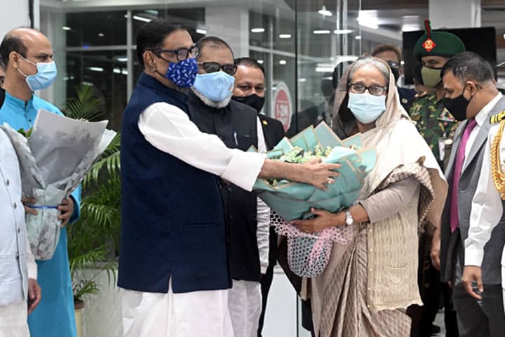 সফর শেষে দেশে ফিরেছেন প্রধানমন্ত্রী