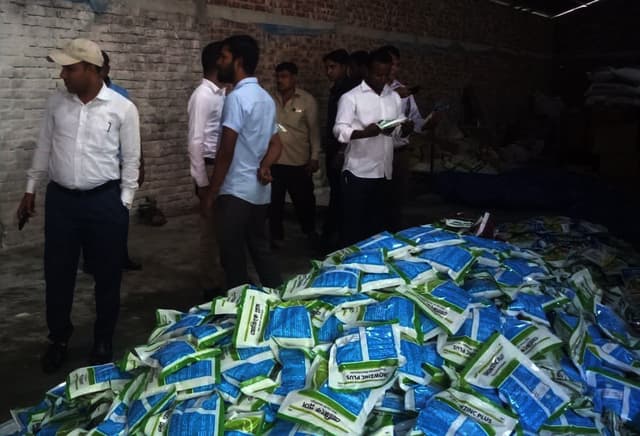 বাহিরে সাইনবোর্ড: ভিতরে অবৈধভাবে উৎপাদন হচ্ছিল নকল সার-কীটনাশক