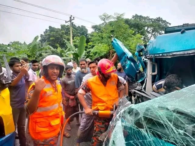 কালীগঞ্জে বাস ও পিকআপের মুখোমুখি সংঘর্ষে একজন নিহত