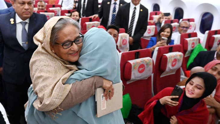 বিমানে যাত্রীদের সঙ্গে প্রধানমন্ত্রীর কুশল বিনিময়