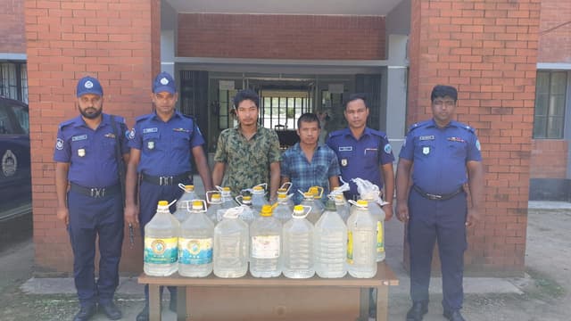 মহালছড়িতে ১০৫ লিটার চোলাই মদসহ ২ মাদক কারবারি গ্রেপ্তার