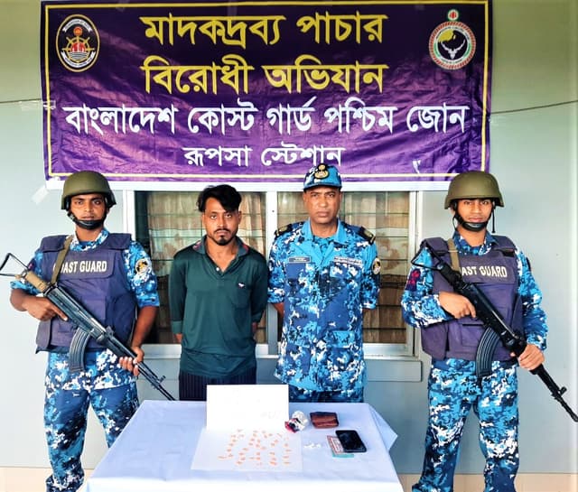 কোস্টগার্ডের অভিযানে ইয়াবাসহ মাদককারবারি আটক