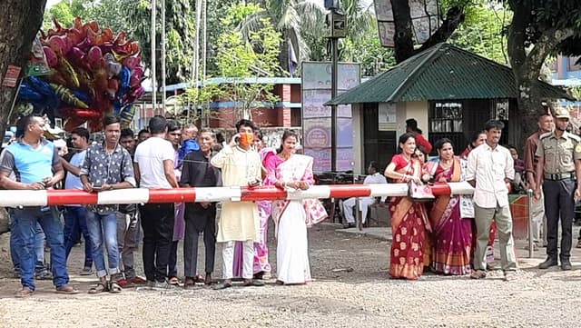 দুর্গাপূজা উপলক্ষে হিলি সীমান্তের নোম্যান্সল্যান্ডে দুই বাংলার মিলন মেলা