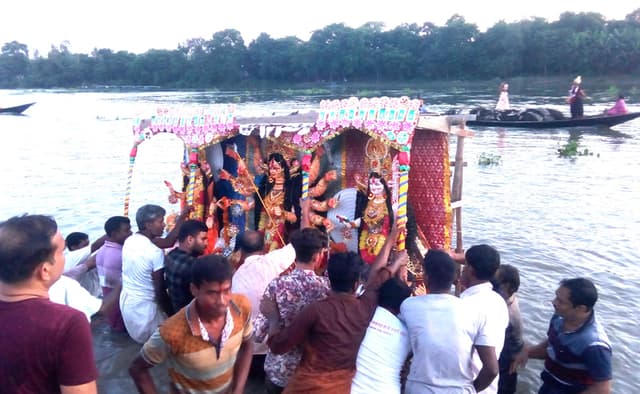 আত্রাইয়ে প্রতিমা বিসর্জনের মধ্য দিয়ে শেষ হলো শারদীয় দুর্গোৎসব