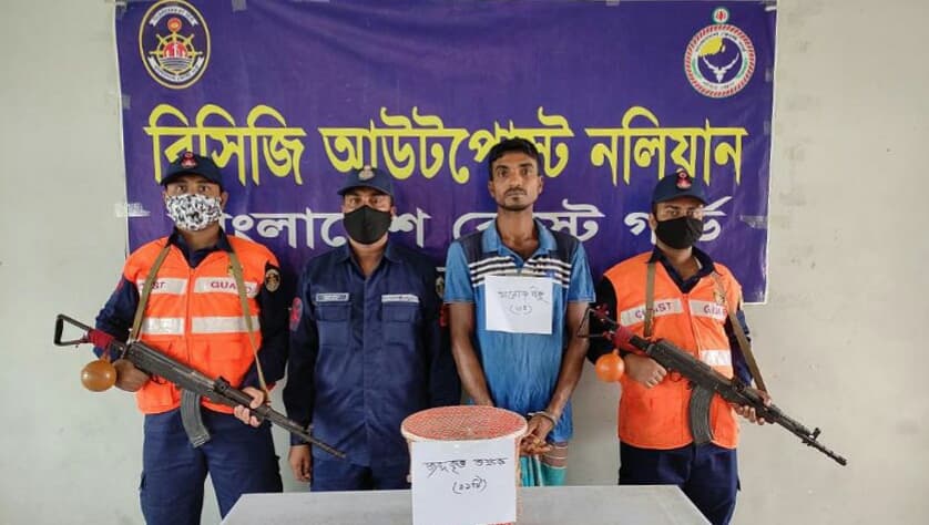 সুন্দরবনে বিরল প্রজাতির তক্ষকসহ চোরা শিকারী আটক