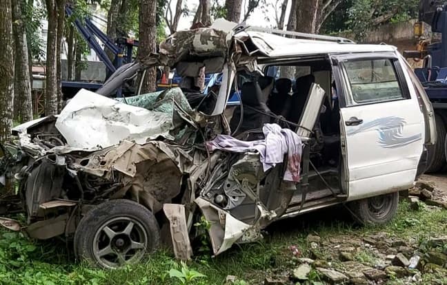বড়াইগ্রামে ট্রাকের পিছনে মাইক্রো বাসের থাক্কায় বৃদ্ধ নিহত