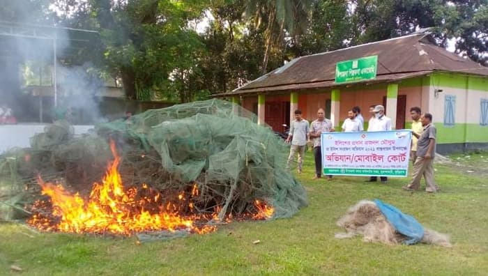 ভূরুঙ্গামারীতে বিপুল পরিমাণ নিষিদ্ধ জাল ধ্বংস