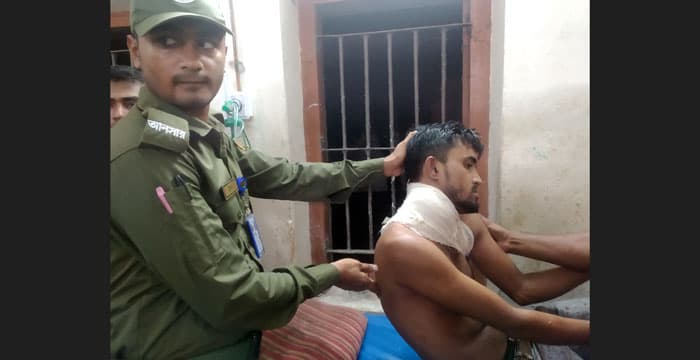 কলাপাড়ায় আনসার সদস্যকে গলায় ছুরি মেরে টাকা ছিনতাই