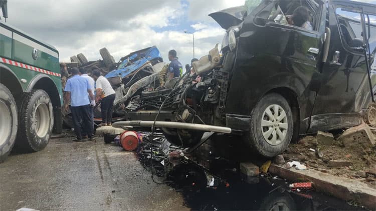 টাঙ্গাইলে বাস-প্রাইভেটকার সংঘর্ষে ৬ নিহত