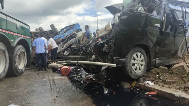 টাঙ্গাইলে বাস-প্রাইভেটকার সংঘর্ষে ৬ নিহত