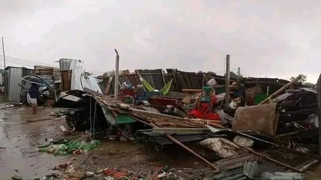 সরাইলে ঘূর্ণিঝড়ের আঘাতে লন্ডভন্ড গ্রামের ঘরবাড়ি