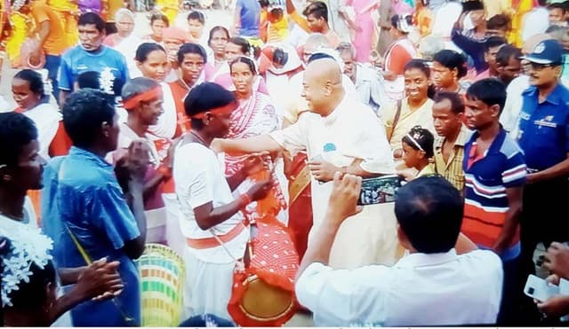 ধামইরহাটে আদিবাসী নৃত্যের তালে তালে কারাম উৎসব পালন