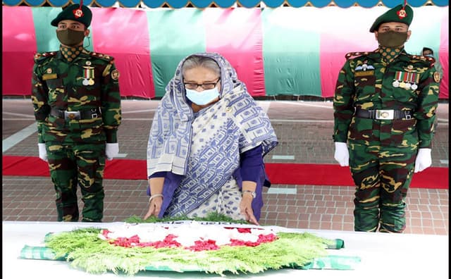 বঙ্গবন্ধুর সমাধিতে শ্রদ্ধা জানালেন প্রধানমন্ত্রী