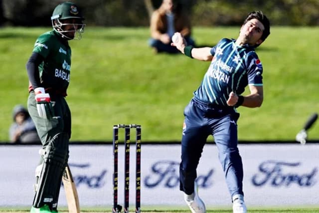 নেওয়াজের জোড়া আঘাত, চাপে বাংলাদেশ