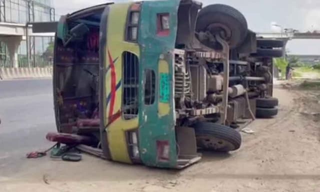 বিমানবন্দর সড়কে বাস উল্টে আহত ১২