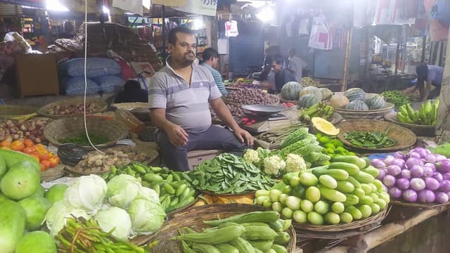 বৃষ্টির অজুহাতে হিলিতে বেড়েছে সবজির দাম, বিপাকে নিন্ম আয়ের মানুষ