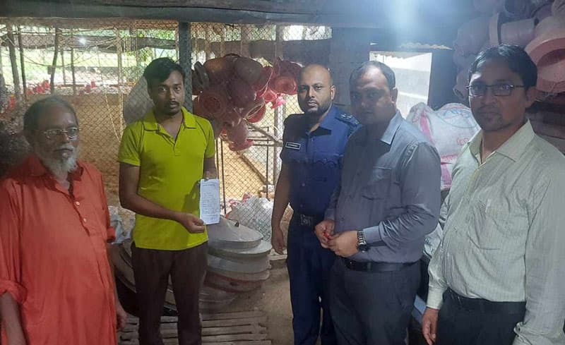 বিরামপুরে অসুস্থ মুরগি বিক্রি করায় খামারিকে জরিমানা