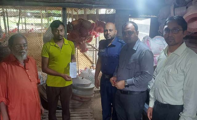 বিরামপুরে অসুস্থ মুরগি বিক্রি করায় খামারিকে জরিমানা