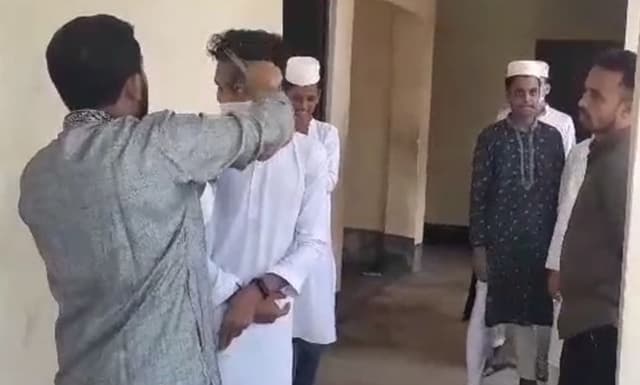 এবার মাদরাসার ৬ শিক্ষার্থীর চুল কেটে দিলেন শিক্ষক