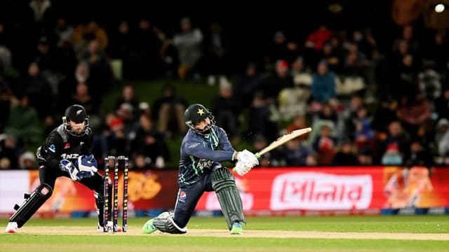 বাবরের ব্যাটে নিউজিল্যান্ডকে হারিয়ে টানা দ্বিতীয় জয় পাকিস্তানের