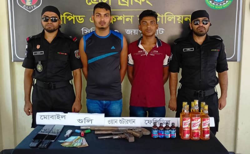 পাঁচবিবিতে ওয়ান শুটার গান, গুলিসহ দুই অস্ত্র ব্যবসায়ী আটক