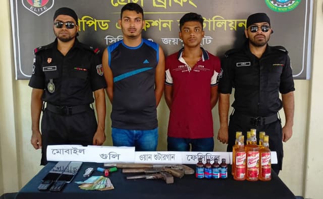 পাঁচবিবিতে ওয়ান শুটার গান, গুলিসহ দুই অস্ত্র ব্যবসায়ী আটক
