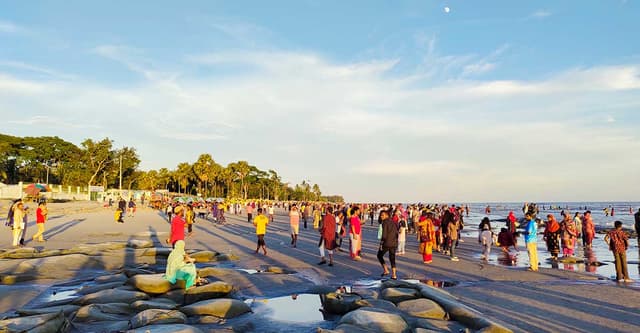 পর্যটকে মুখরিত কুয়াকাটা সমুদ্র সৈকত